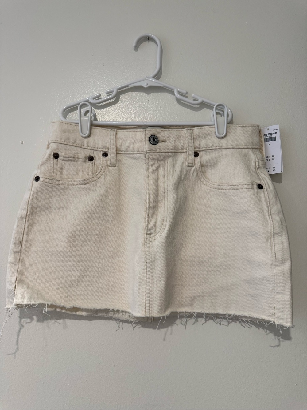 Abercrombie & Fitch Cream Mid-Rise Denim Skirt. Size: 24